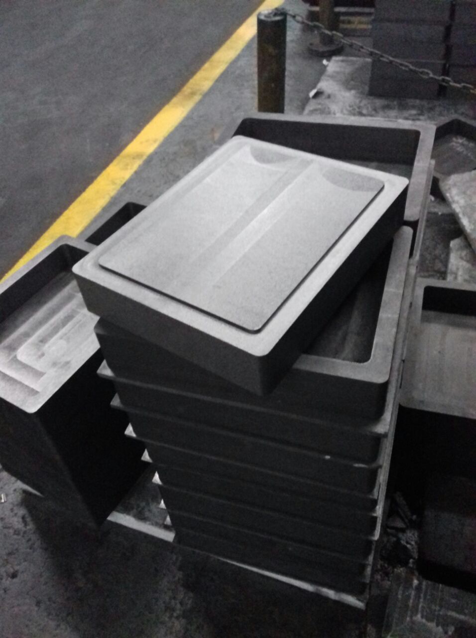 Graphite trays